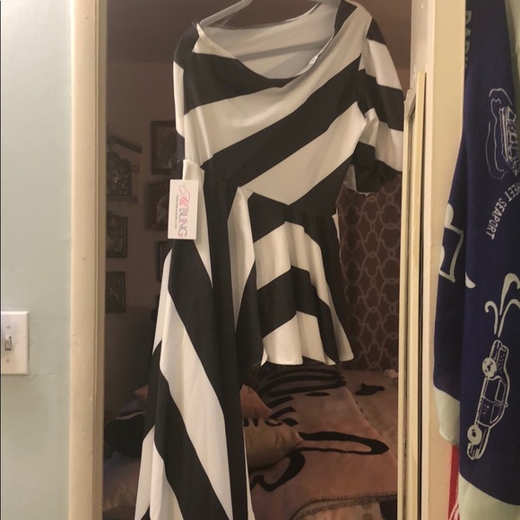 A symmetric black and white beauty - Picture 2 of 6